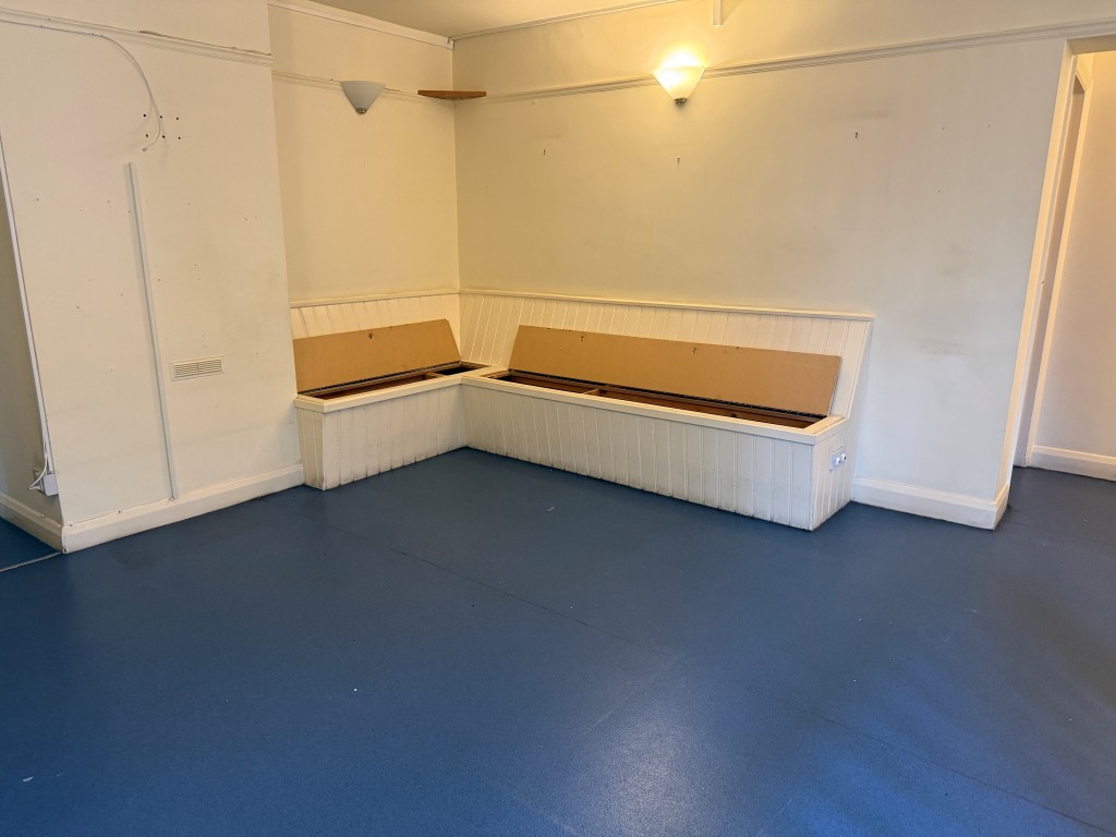 Lot: 36 - FORMER DOCTORS SURGERY WITH POTENTIAL FOR RESIDENTIAL CONVERSION - FF waiting area